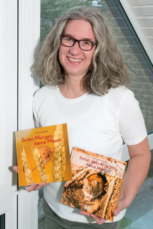 Carola Vahldiek mit ihren neuen Kinderbüchern (© Carola Vahldiek)