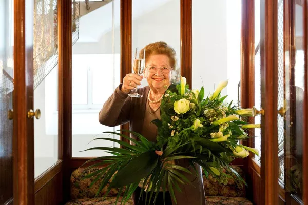 Bild: Die Hundertjährige, die mit dem Lift fährt