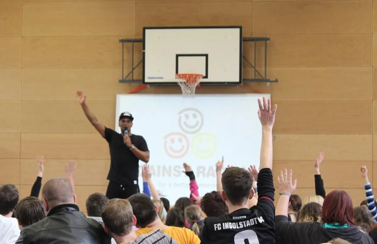 Martin Rietsch alias 2schneidig ist mit Antirassismusprojekten unterwegs an Schulen