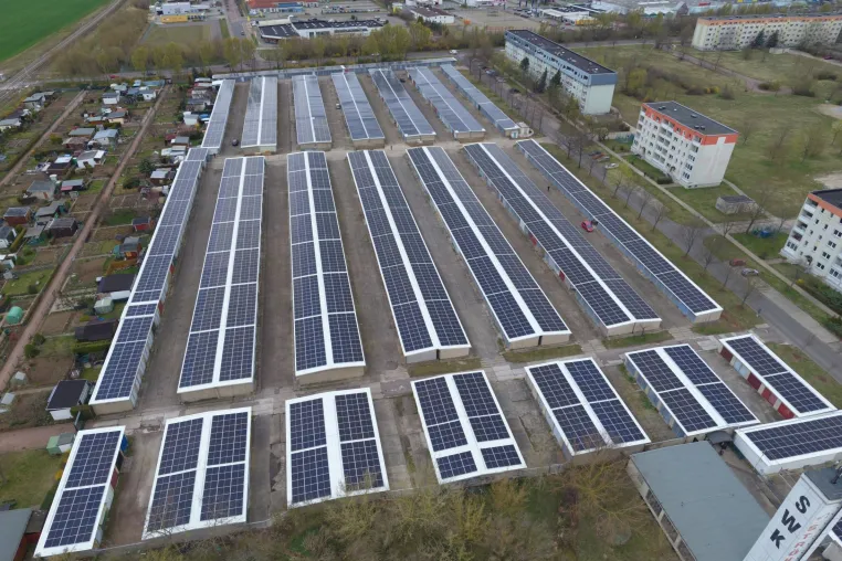 Bild: Solarstrom vom Garagendach – Zwei Solarkraftwerke in Köthen setzen neue Maßstäbe
