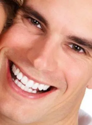 Bild: Ein fester Biss nur mit einem stabilen Fundament, auch bei Implantaten