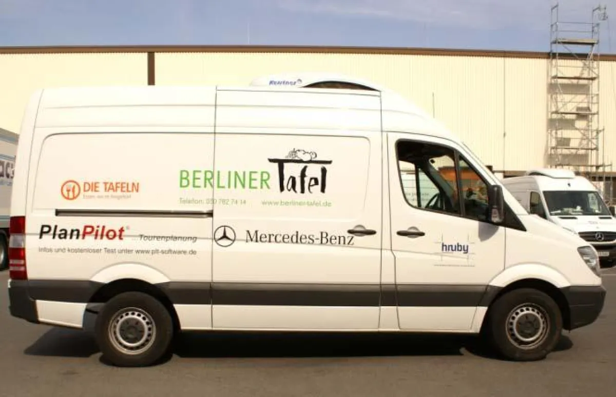 Aus dem Stadtbild nicht mehr wegzudenken: Transporter der Berliner Tafel e. V.
