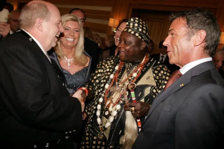 Landeshauptmann Haider trifft König Odu Dua auf der Carreras Gala in Velden Bild: Landeshauptmann Haider trifft König Odu Dua auf der Carreras Gala in Velden
