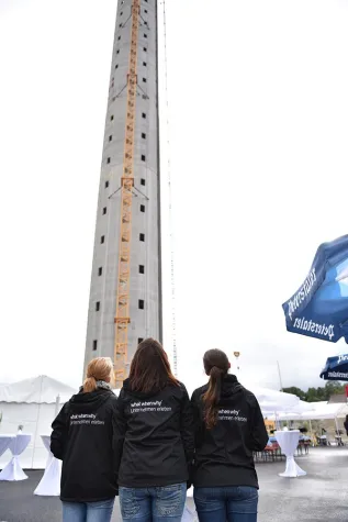 Bild: Hoch hinaus - ThyssenKrupp vergibt Richtfest für Testturm an What When Why