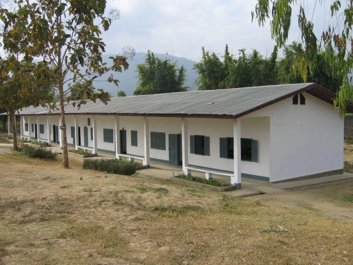 Vor einem Jahr bestanden die Wände dieses Gebäudes noch aus zerfallenem Bambusgeflecht und der Boden nur aus gestampftem Lehm.