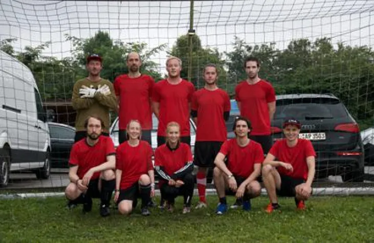 Bild: Das Rothhosen Team von Carsten Roth Architekt beim Fieldsoccer Turnier ungeschlagen auf dem 2. Platz