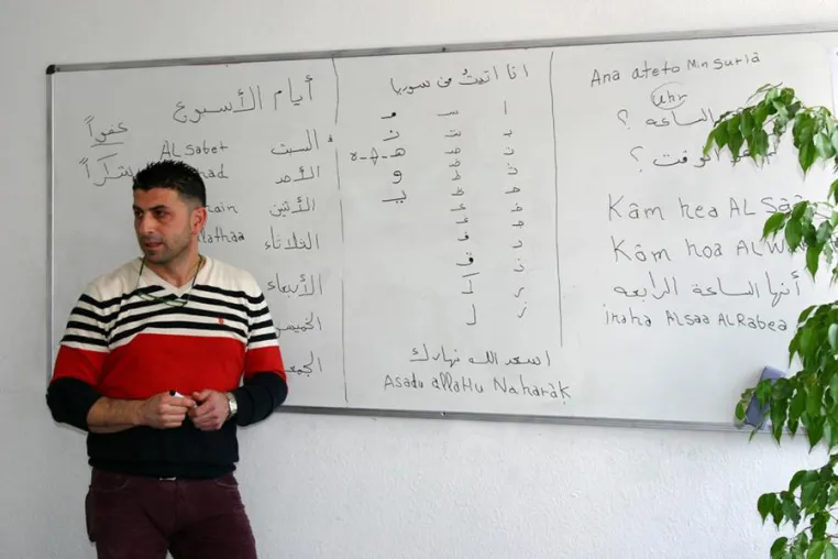 Bild: Vertauschte Rollen: Geflüchteter Syrer lehrt Deutsche Arabisch an der Dolmetscherschule Köln