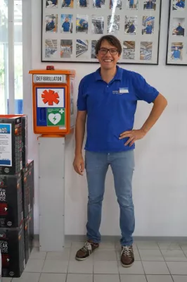 Bild: Elektronik kann Leben retten – zwei AED-Säulen in Euronics-Elektromärkten aufgestellt