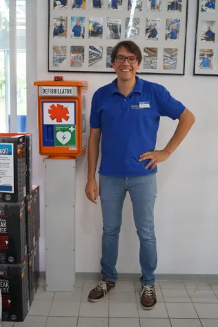 Bild: Elektronik kann Leben retten – zwei AED-Säulen in Euronics-Elektromärkten aufgestellt