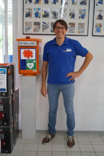 Bild: Elektronik kann Leben retten – zwei AED-Säulen in Euronics-Elektromärkten aufgestellt