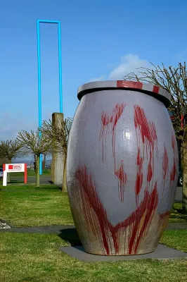 Bild: Mehr als nur ein Gefäß: WEPA Apothekenbedarf setzt der Kruke ein künstlerisches Denkmal