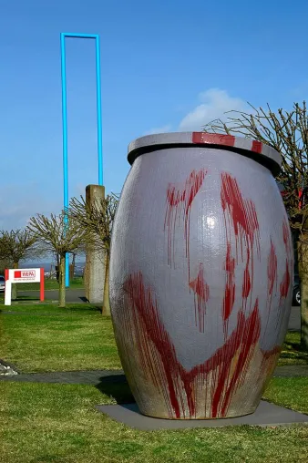 Bild: Mehr als nur ein Gefäß: WEPA Apothekenbedarf setzt der Kruke ein künstlerisches Denkmal