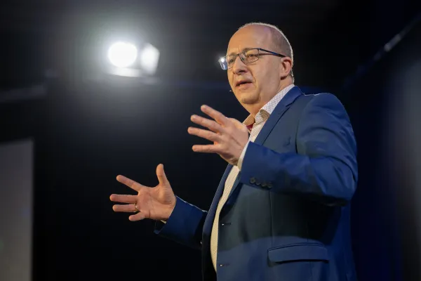 In 4 Minuten die Welt erklärt – Christian Schrofler erobert die Bühne beim 16. Internationalen Speaker Slam Bild: In 4 Minuten die Welt erklärt – Christian Schrofler erobert die Bühne beim 16. Internationalen Speaker Slam