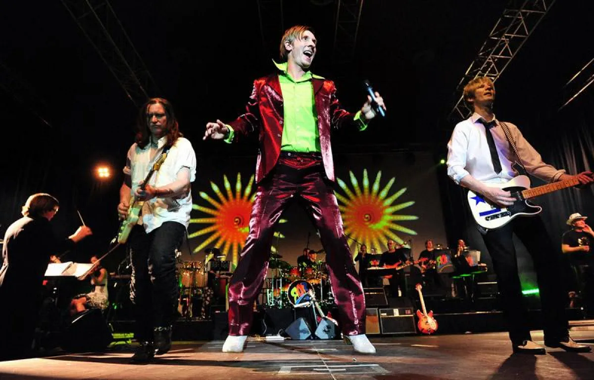 Das RoR, wie sich das Rock Orchester Ruhrgebeat selber abkürzt, schafft den musikalischen Spagat zwischen verschiedenen Stilen und Epochen. Das komplette Repertoire umfasst über 150 Titel.