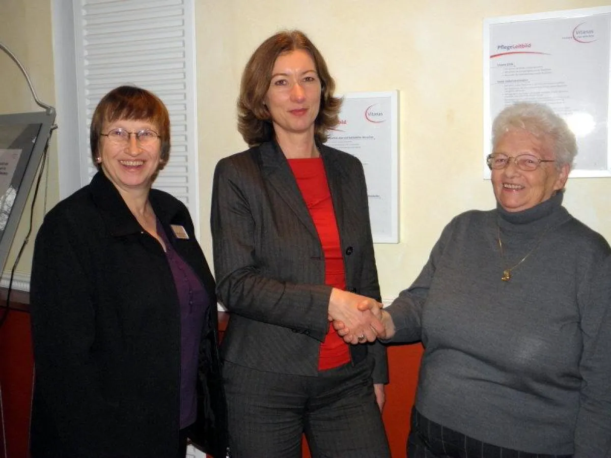 Freuen sich: Vorsitzende d. Bewohnervertretung, Waltraud Kreutz, D. Andersen & Pflegedienstleiterin Rosemarie Simoneit (v.l.n.r.)