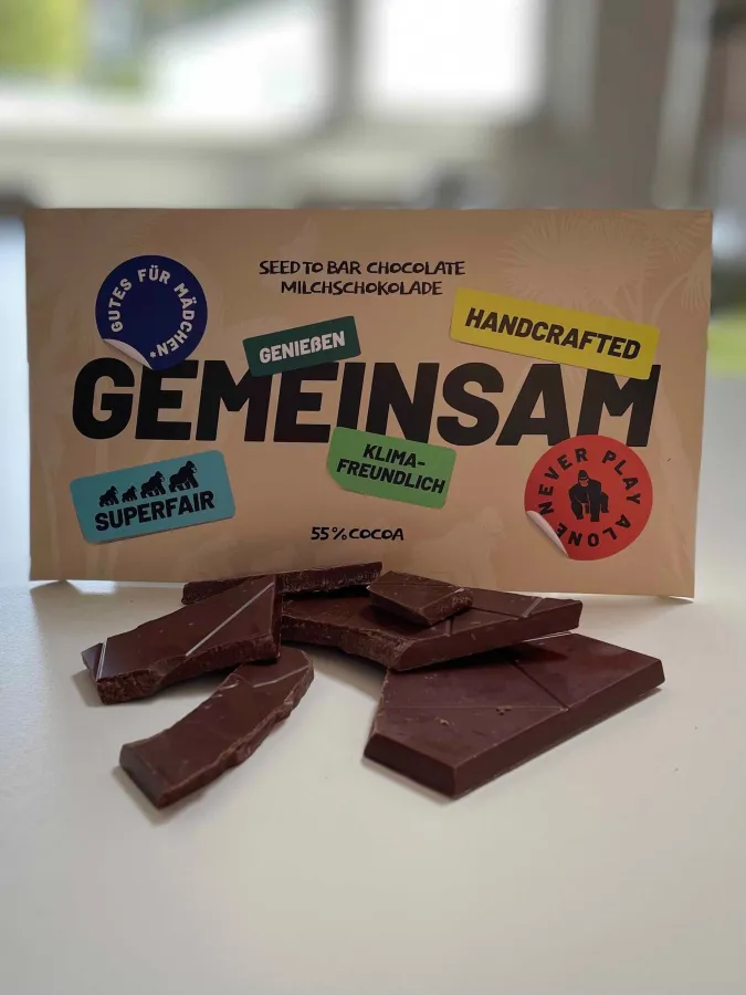 Mit dem Kauf dieser Schokolade unterstützt jede/r Pate/Patin den Bau eines Mädchenhauses in Ruanda (© Foto: ForestFinance)