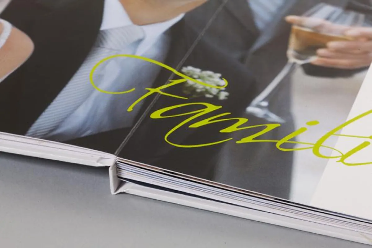 Für sehr edle Präsentationen eignet sich das neue Hochzeitsbuch der Online-Druckerei Frick. Alle Seiten sind hochwertig veredelt.