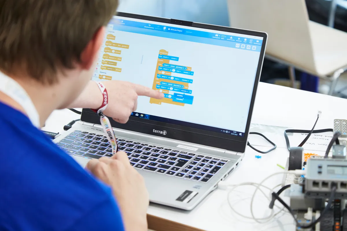 Teammitglied beim Programmieren (© TECHNIK BEGEISTERT e.V.)