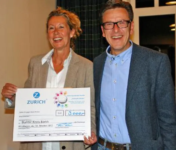 Bild: Zurich Mitarbeiter organisieren erstes Benefiz-Golf-Turnier