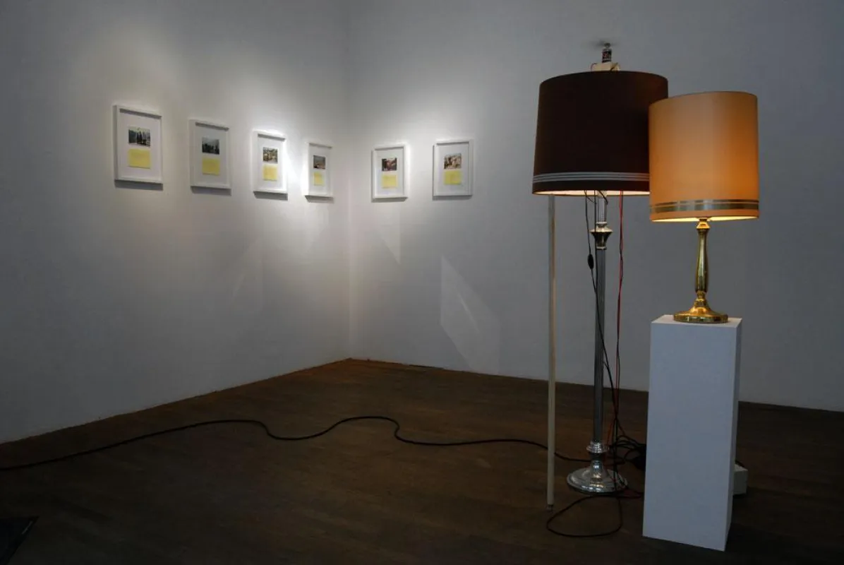 Das große Programm, Installation (vorn) - Fernsehen, Photographien/Karteikarten (hinten)