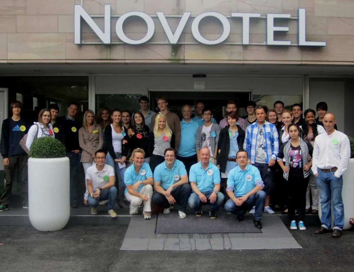 27 neue Gesichter bei Accor: Die Nürnberger Azubis beim „Welcome Day 2011“ mit dem Willkommenskomitee von Novotel und Mercure.