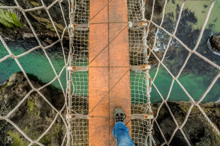 30 Meter über dem Atlantik - Nerven beweisen auf der einzigen Seilbrücke Irlands Bild: 30 Meter über dem Atlantik - Nerven beweisen auf der einzigen Seilbrücke Irlands