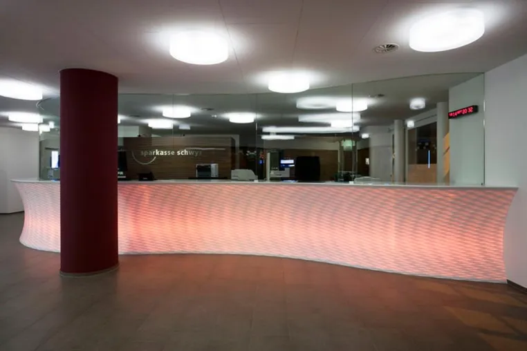 Beeindruckendes Designstück von Hasenkopf: Thermisch verformte und hinterleuchtete Frescata Theke aus Corian Bild: Beeindruckendes Designstück von Hasenkopf: Thermisch verformte und hinterleuchtete Frescata Theke aus Corian