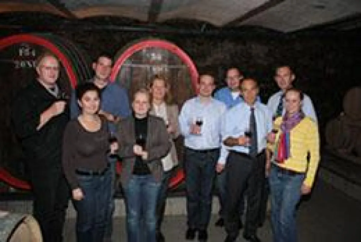 Wirtschaftsjunioren und Inka Orth (5. v.l.) bei der Weinverkostung