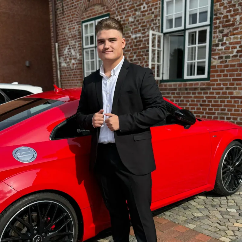Marcello Frey vor seinem Audi (© MARCELLO FREY)