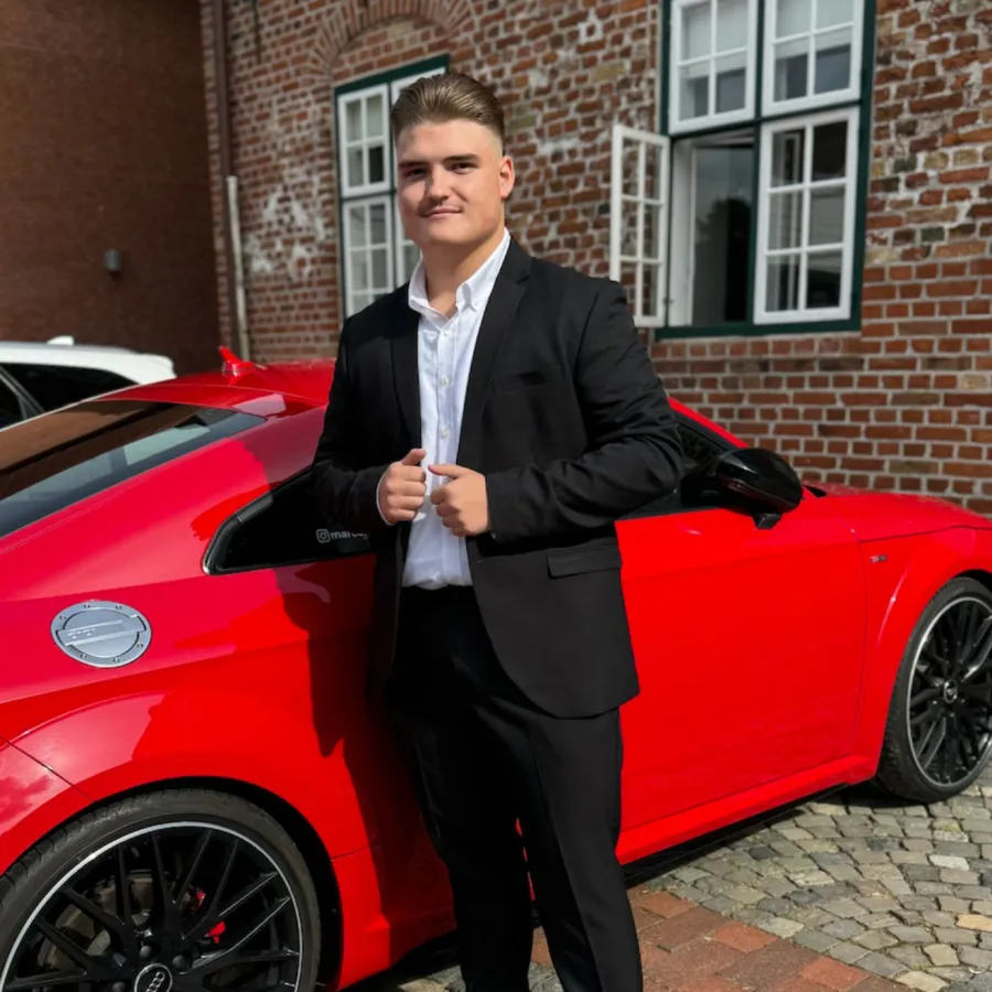 Marcello Frey vor seinem Audi (© MARCELLO FREY)