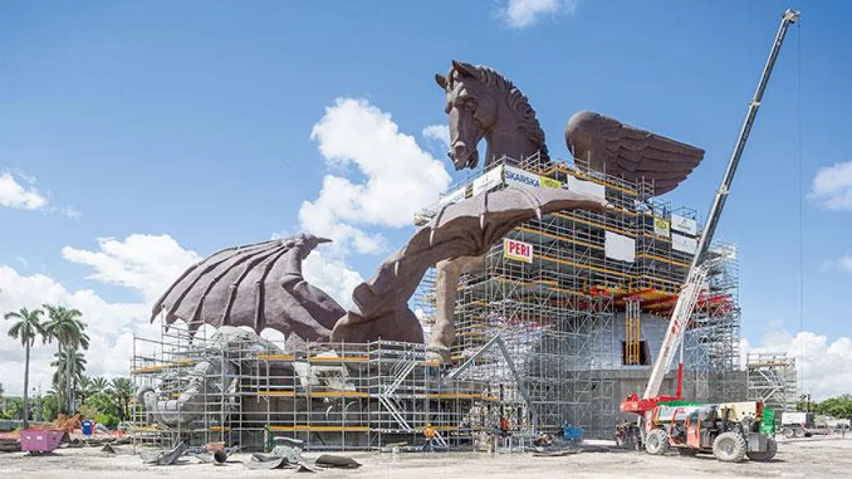 Das 33 m hohe und 60 m lange Skulpturenensemble mit Pegasus und Drache in Überlebensgröße