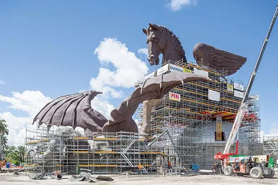 Bild: Überdimensionaler Bronzeguss: 3D-Puzzle auf PERI UP Gerüst