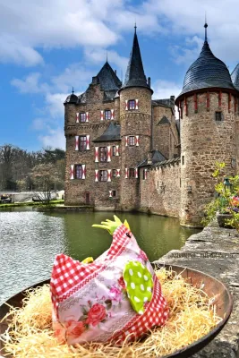 Bild: Ostermarkt auf Burg Satzvey für die ganze Familie am 5. und 6. April 2026