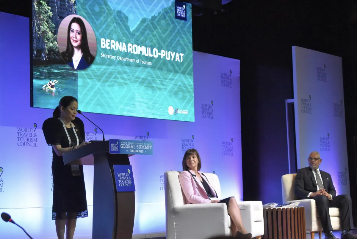 Die philippinische Tourismusministerin auf der Bühne beim WTTC Gipfel (© PDOT)