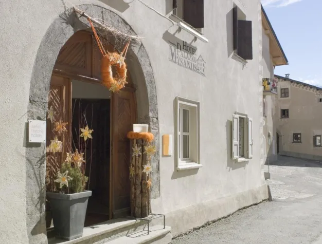 Bild: Palazzo Mÿsanus, Swiss Historic Hotel im Engadin, im neuen ADAC Tourenführer Schweiz