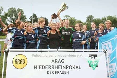 Bild: Fußballverband Niederrhein beim ARAG Niederrheinpokal der Frauen mit attraktiver Werbebande