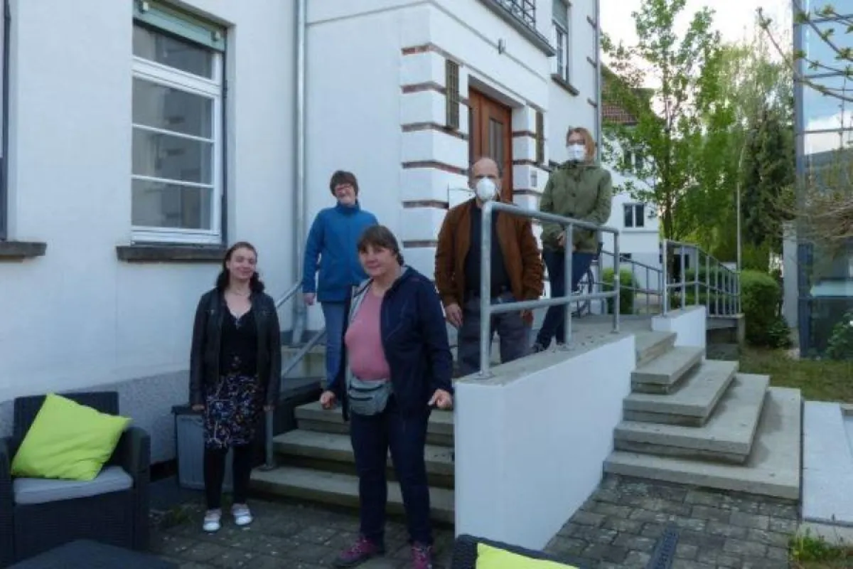 Bewohner und Team vor der Brauhausvilla in Ravensburg.