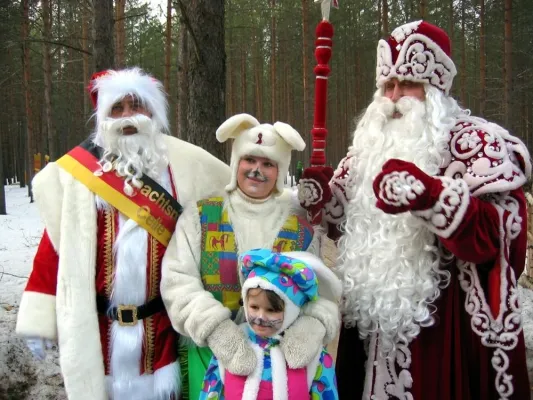 Russische Kinder empfangen Weihnachtsmann Meister aus Celle herzlich Bild: Russische Kinder empfangen Weihnachtsmann Meister aus Celle herzlich