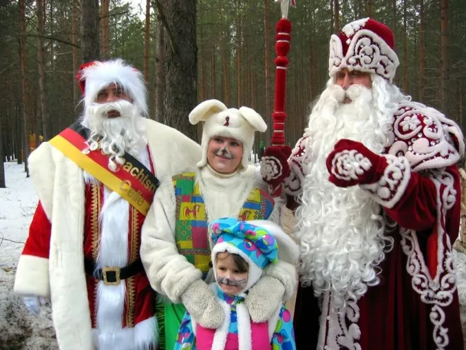 Bild: Russische Kinder empfangen Weihnachtsmann Meister aus Celle herzlich