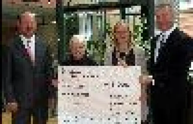 Bild: Kreissparkasse spendet 1.000 Euro an die Nürtinger Tafel