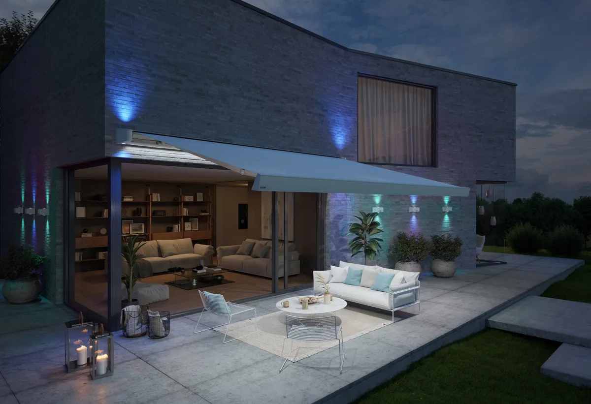 Das Lichtsystem von markilux taucht den Garten in ein warmes, neutales bis fabiges Licht. (© markilux)