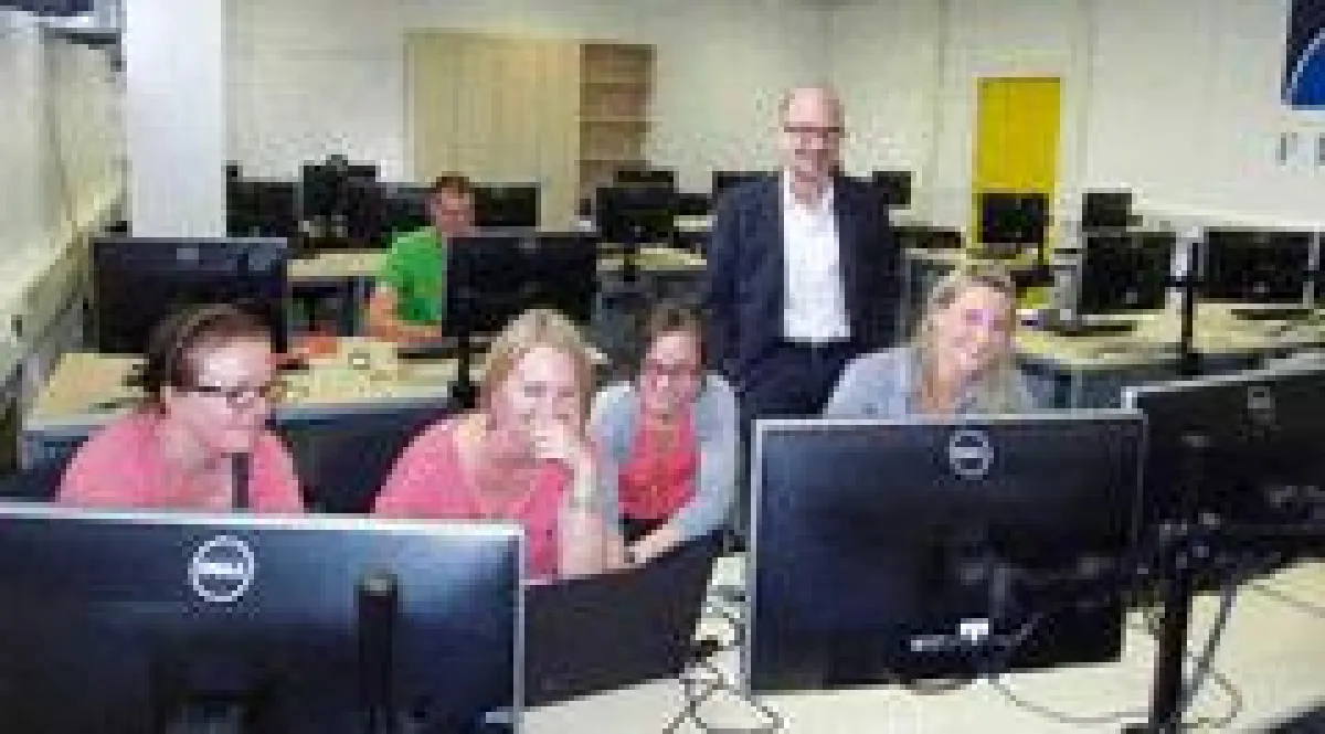 Professor Dr. Hans-Martin Beyer mit einigen Test-Studierenden bei der Einweihung