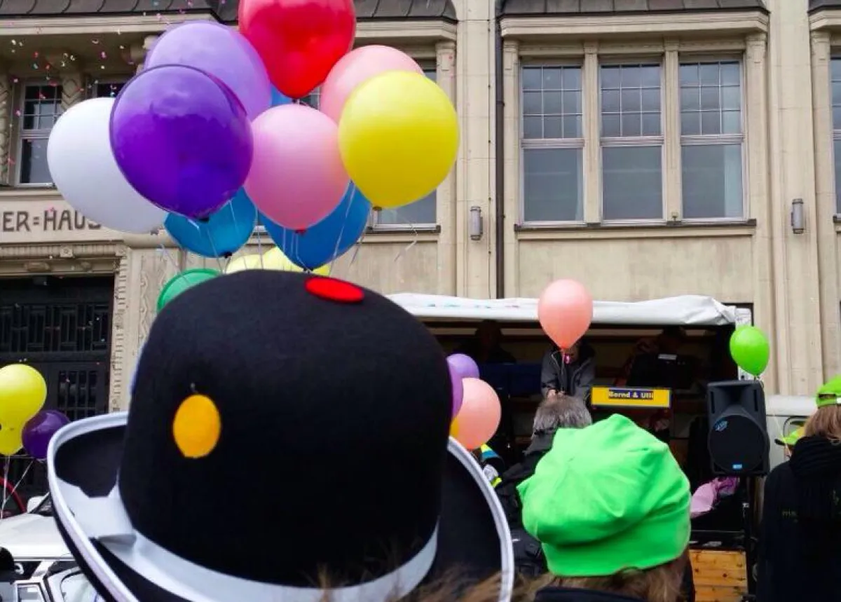 Bunt und rund wie Konfetti. So präsentiert sich die Parade.