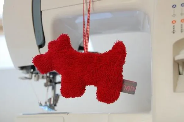 Bild: Hund "Watson" als flauschige Weihnachtskugel