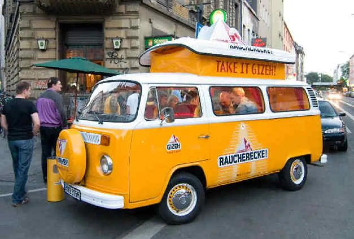 Die Gizeh-Raucherecke (VW-Bus T2 Westfalia, Baujahr 1975) tourt ab Juli 2008 durch Nordrhein-Westfalen.