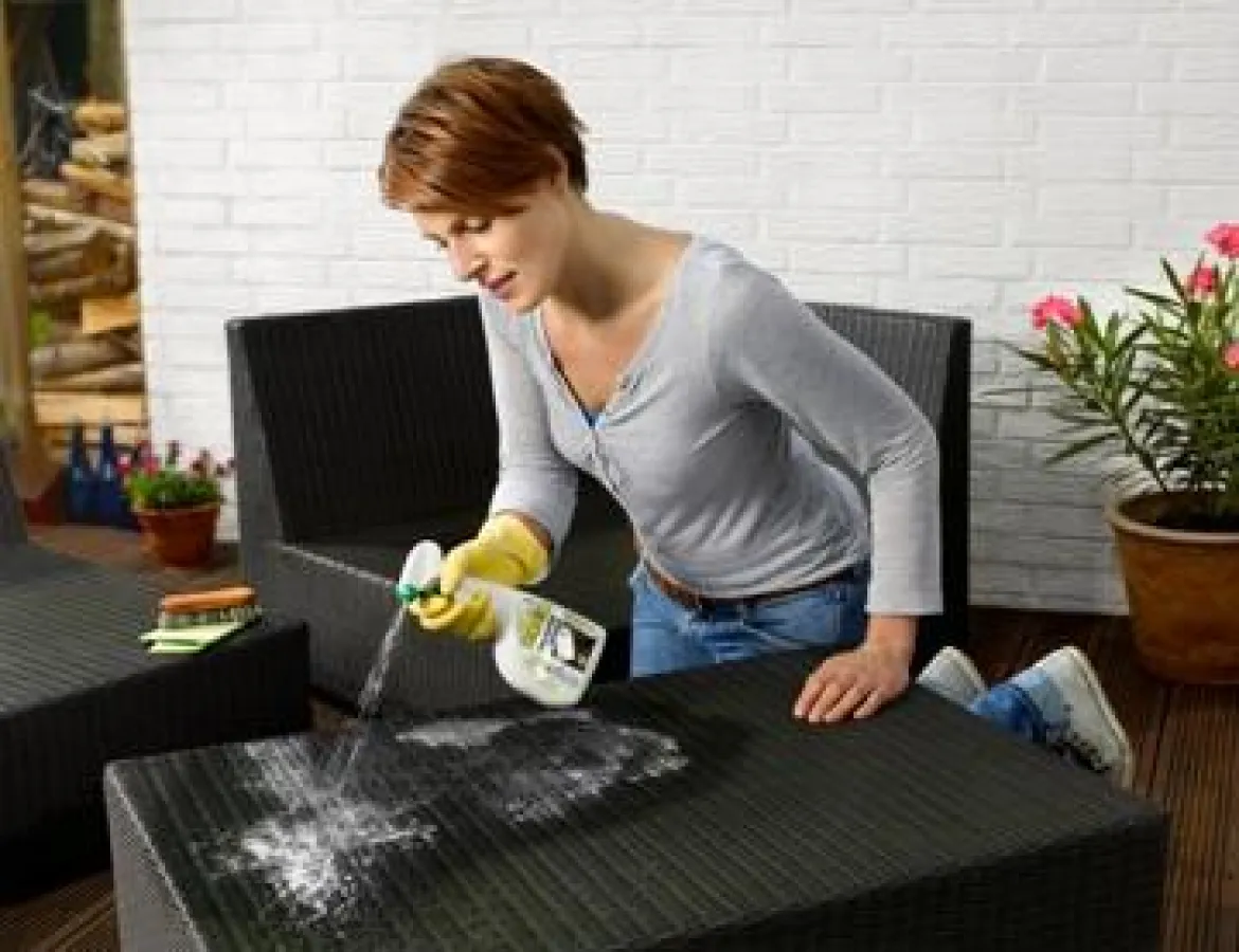 Schmutz und Gebrauchsspuren haben auf Loungemöbeln nichts zu suchen – Abhilfe schafft der Polyrattan-Reiniger von Bondex.