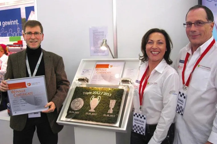 Allianz Arena REKORD-RASEN - Promotional Gift Award geht an Firma Hagemann, Eichenau Bild: Allianz Arena REKORD-RASEN - Promotional Gift Award geht an Firma Hagemann, Eichenau
