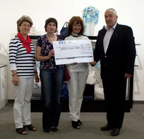 Bild: Ausgelassene Freude: Codello Factory Store spendet an Herrschinger Tafel