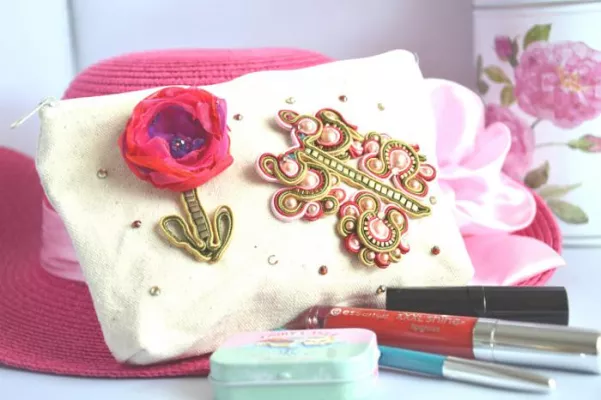 Bild: Soutache-Schmetterling "Marie" auf Make-up Täschchen