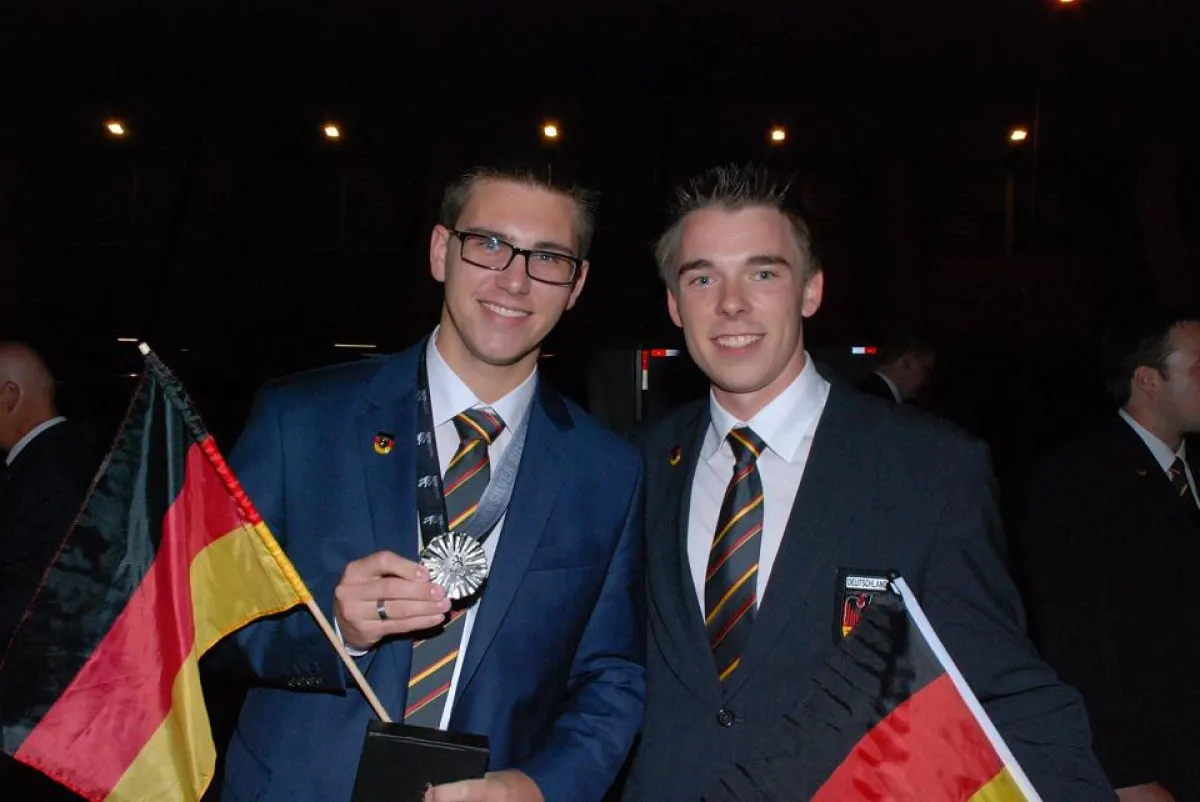 Weltmeister Andreas Schenk (2013) gratuliert Lukas Prell, Vize-Weltmeister im Stuckateurhandwerk